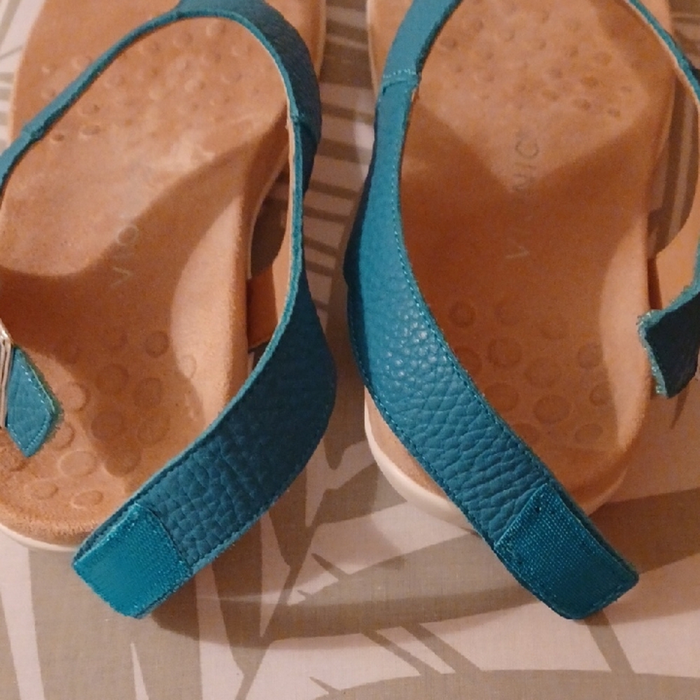 Vionic Aqua Sandals with Beige Lining - Picture 3 of 5